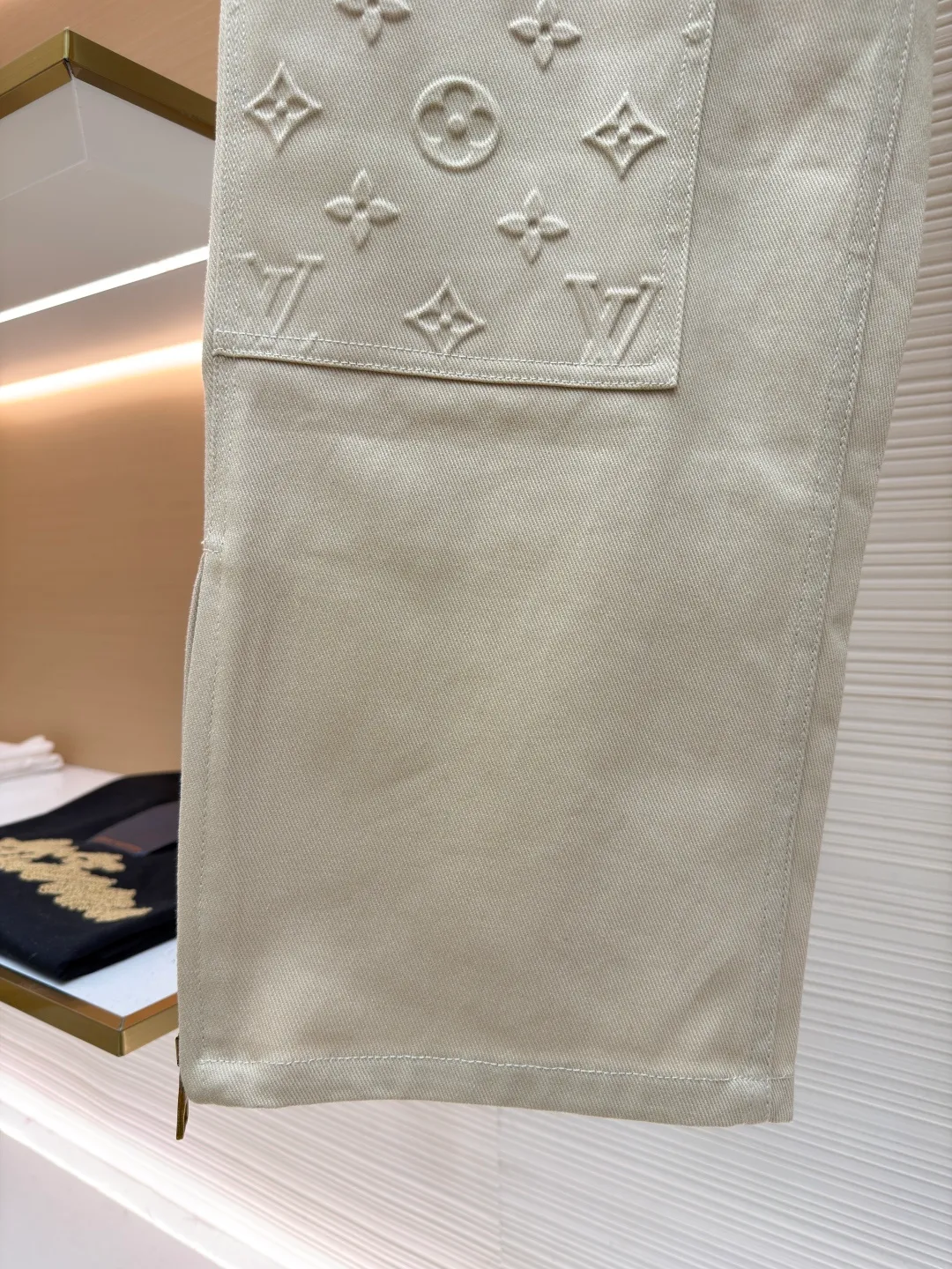 LOUIS VUITTON embossed denim trousers ●Original version: Purchased and developed by 17576 ●Item number: 1681329-B70 ●Material: denim fabric ●Technology: embossed embossed production ●Color: Khaki ●Type: fitted version ●Weight: about 840 grams ●Size: S-M-L-XL ●Description: Leg zipper slit design Clear traces of engraved logo Every detail strictly follows the original version The overall washing process uses heavy fermentation to wash and stir-fry the colors. Each pattern is filled with silicone to prevent dents. It is made by spraying and splicing. The thighs are decorated with Monogram pockets. 1V jacquard details are aligned. The embossed embossing pattern is clear. The pockets are made of fine workmanship. Straight lines. A total of 15 1V engraved buttons throughout the body. Customized brand logo patch logo on the inside. Embellished with hidden zipper fly. YB hardware molded custom buttons Customized new logo leather on the back and a full set of accessories. The overall wiring is straight and delicate, the fabric is comfortable and soft, and the color is consistent without color difference. It can be matched with the same style to create a fashionable look and control various occasions. Customized accessories, complete with three standards, same style for men and women!